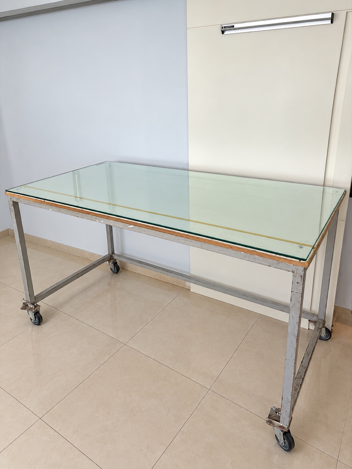 Mesa de acabamento com tampo de vidro à venda