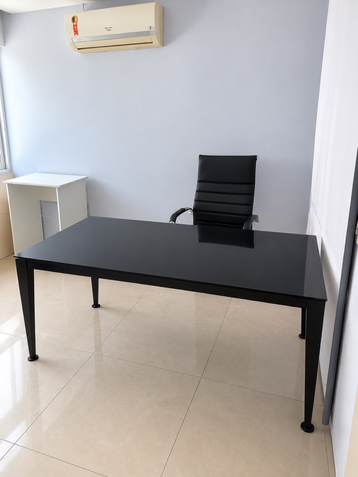 Mesa preta de escritório à venda