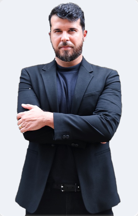 Jorge Peixoto, fundador da Peixoto Soluções, de blazer preto