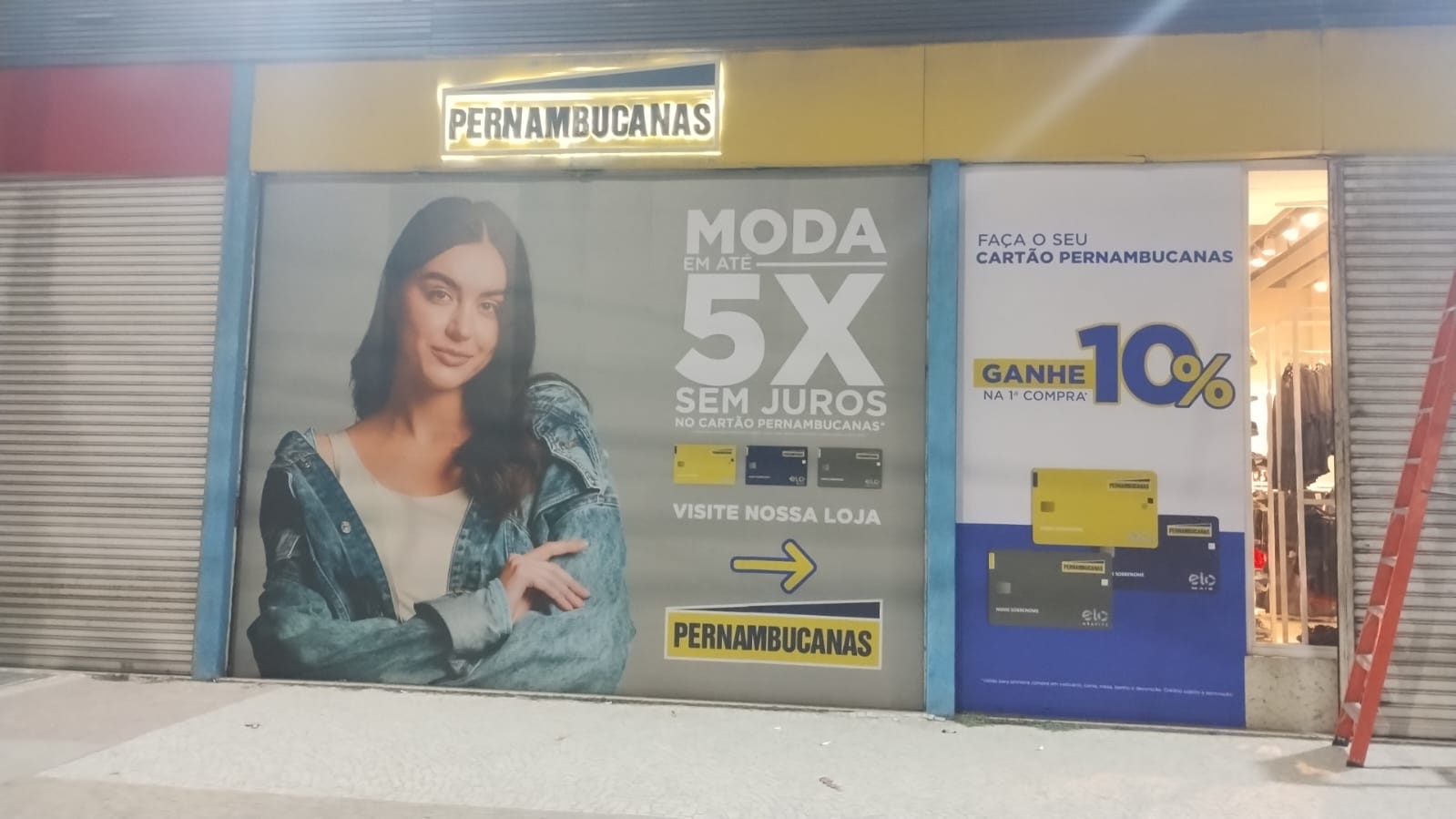 Fachada de loja da Pernambucanas com comunicação visual aplicada na vitrine