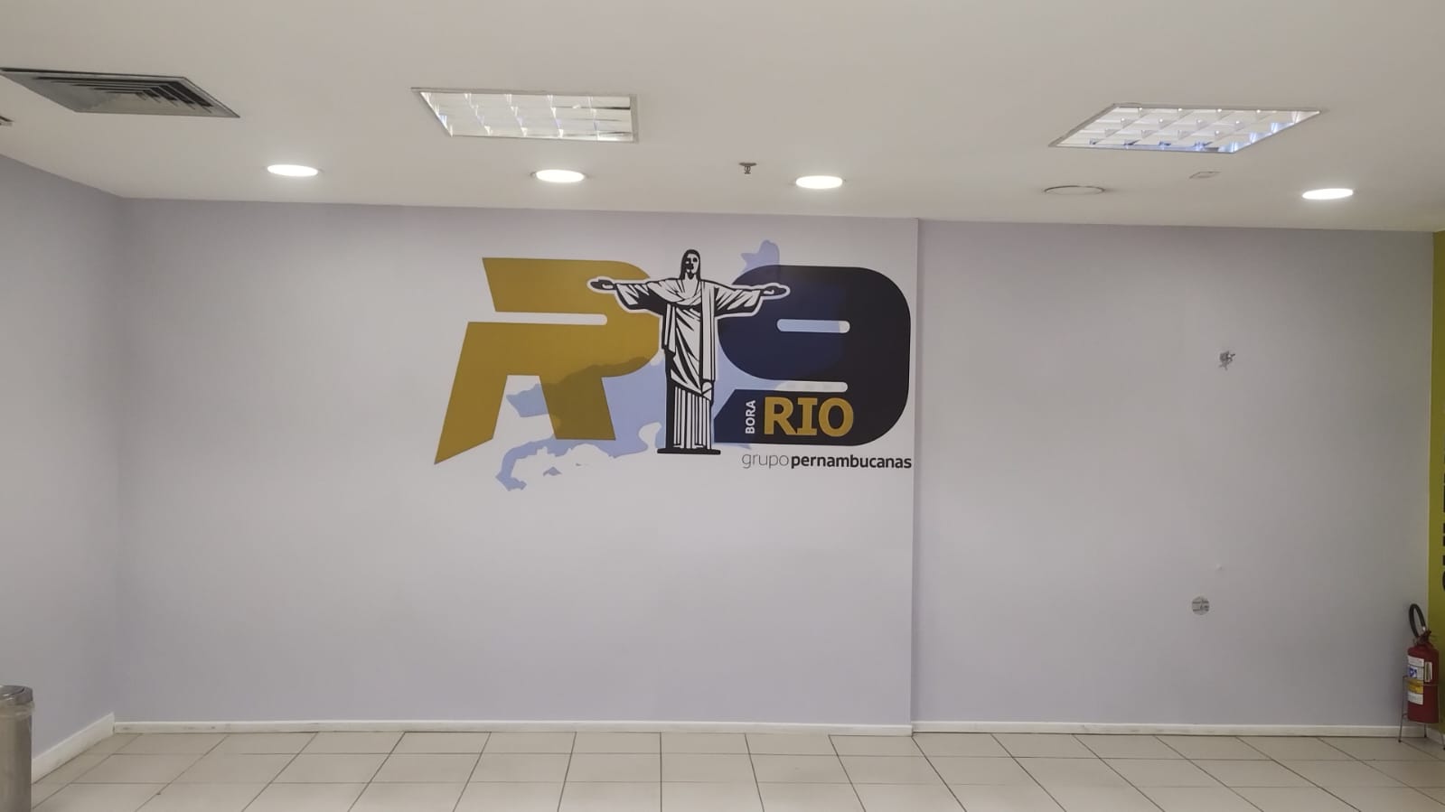Painel de parede aplicado em ambiente corporativo pela Peixoto Soluções