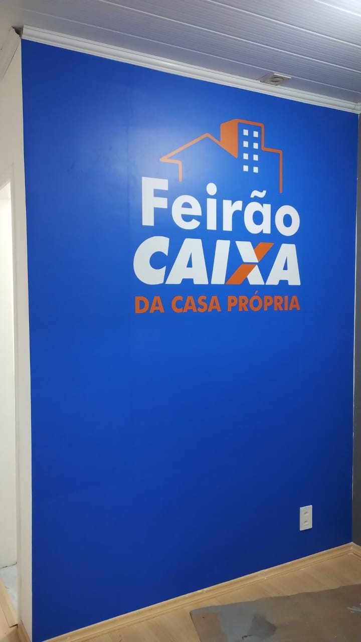 Painel de campanha aplicado em parede de ponto de atendimento