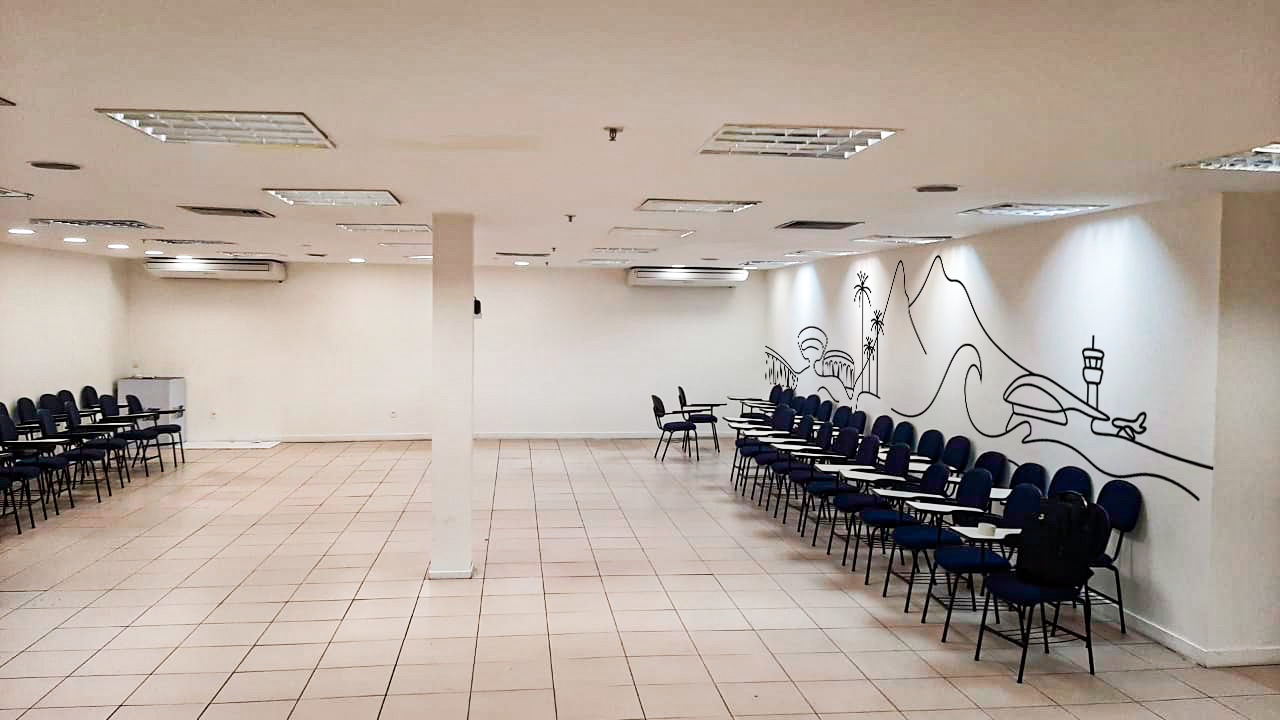 Sala de treinamento com aplicação decorativa em linha na parede, representando o Rio de Janeiro