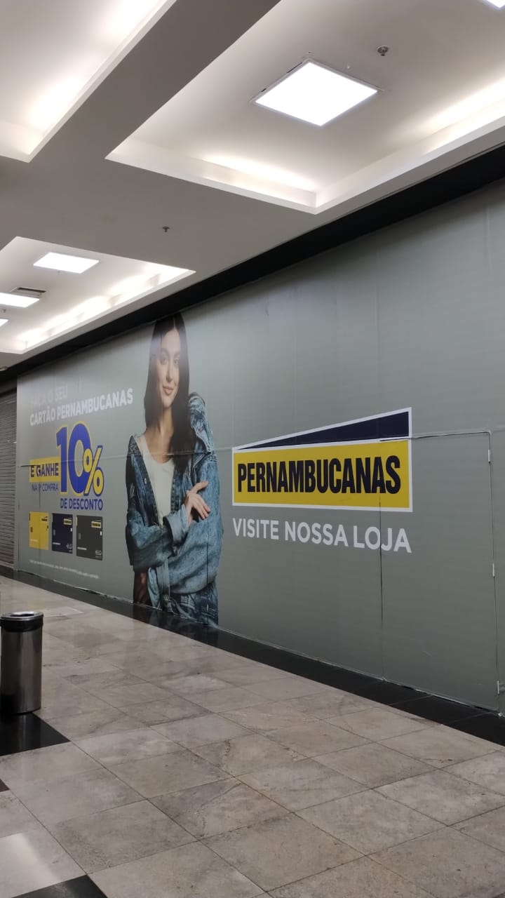 Tapume da Pernambucanas divulgando a oferta do cartão durante a implantação da loja